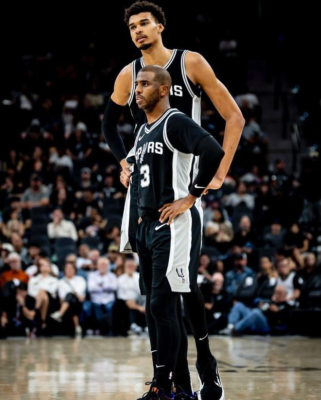 替补门将关键扑救，稳定球队防线（替补门将奉献关键扑救，稳住球队后防）