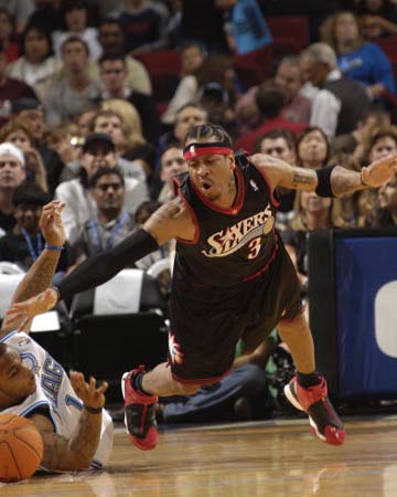 米切尔&莫布利首节合砍26分，其他队友合计只得7分（米切尔与莫布利首节联手轰下26分，其余队友仅拿7分）