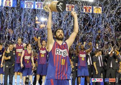 港陆同心赓续体育情，白发映蓝甲“让他们不想家”（港陆携手共续体坛情，银发映蓝甲“让他们不想家”）