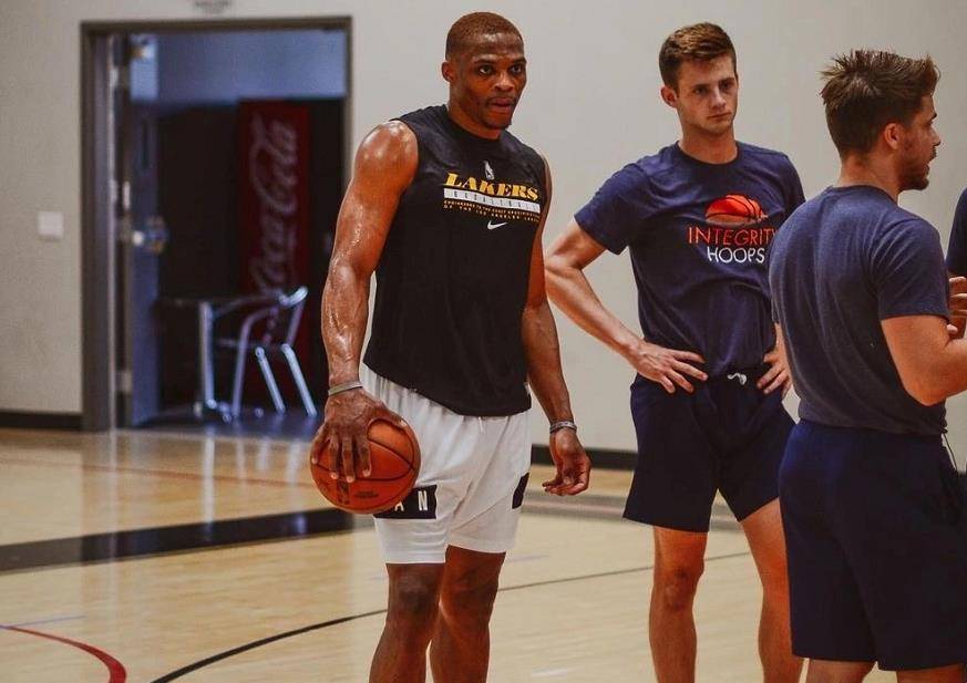 科莫利：已与DV9约定赛季结束再谈续约；冬窗目前还没特别计划（科莫利：与DV9约定赛季末再谈续约，冬窗暂无特别计划）